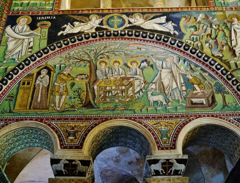 Mosaico bizantino raffigurante l'Ospitalità di Abramo nella Basilica di San Vitale a Ravenna.