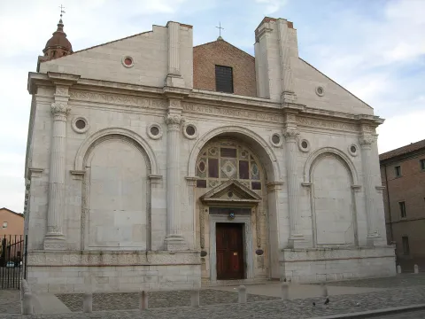 Facciata in marmo del Tempio Malatestiano a Rimini, progettata da Leon Battista Alberti.