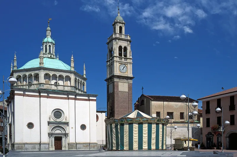 Area giochi per bambini con scivoli e torrette in un parco a Busto Arsizio.