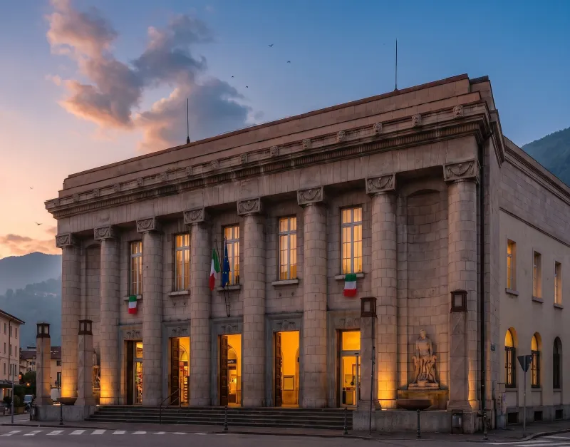 La monumentale facciata della stazione ferroviaria di Bolzano con le imponenti colonne