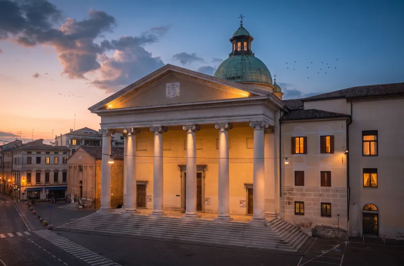 Facciata neoclassica della Cattedrale di San Pietro Apostolo in Piazza Duomo a Treviso