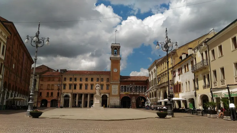 Scorcio di Piazza Vittorio Emanuele II a Rovigo con la Torre dell'Orologio e palazzi storici.