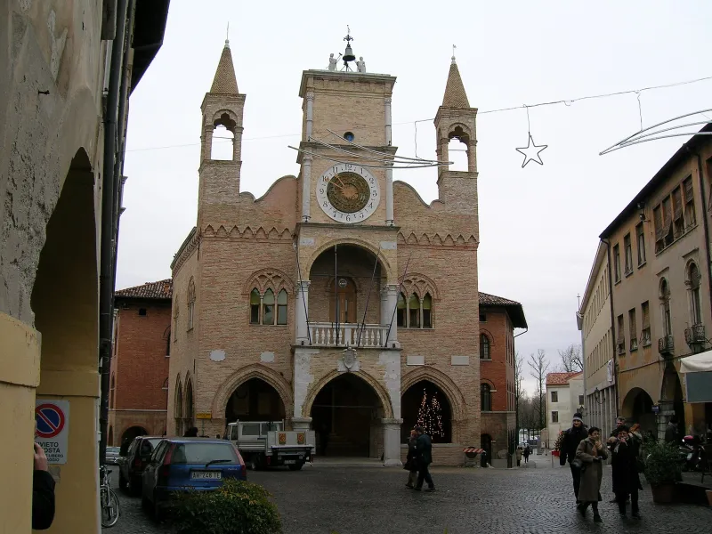 Il Palazzo Comunale di Pordenone con la caratteristica torre dell'orologio.