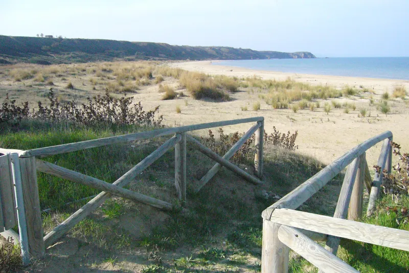 Percorso con staccionata in legno verso la spiaggia e le dune della Riserva di Punta Aderci a Vasto