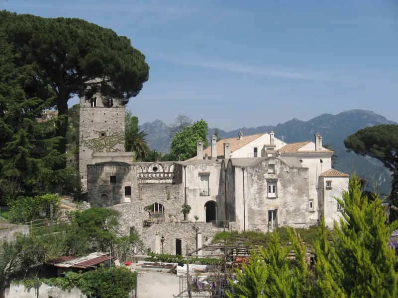 La storica Villa Rufolo con la torre medievale e le montagne a Ravello