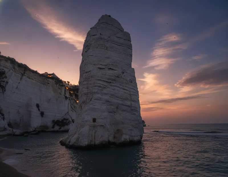 L'imponente monolito in pietra calcarea bianca Pizzomunno sulla spiaggia di Vieste