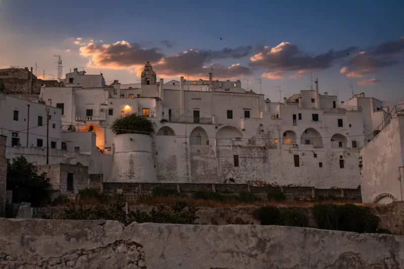 Edifici bianchi e storici nel centro della Città Bianca a Ostuni
