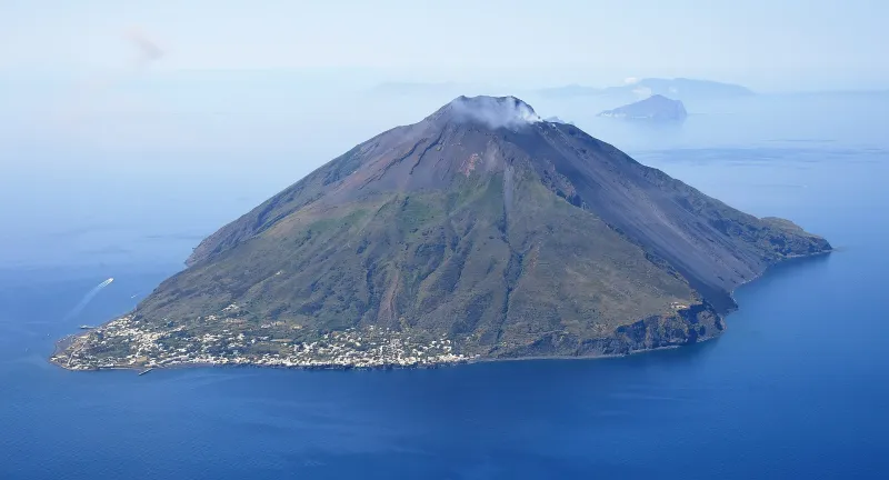 Vista aerea dell'isola di Stromboli e della Sciara del Fuoco nell'arcipelago delle Eolie.