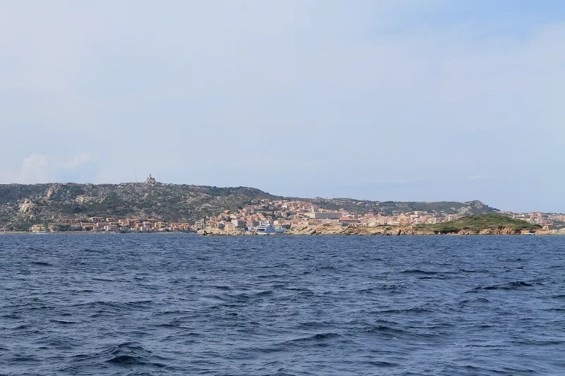Vista dal mare della costa e del centro abitato dell'Arcipelago di La Maddalena