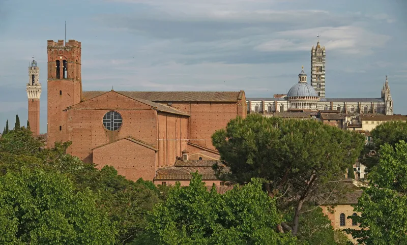Veduta di Siena con la Basilica di San Domenico e il Duomo sullo sfondo