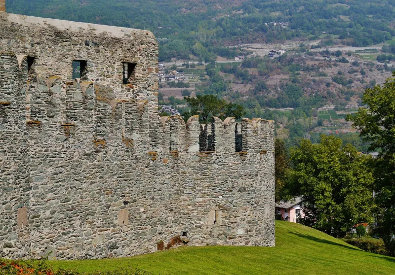 Mura esterne e merli in pietra del Castello di Fénis in Valle d'Aosta