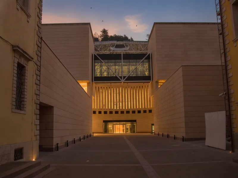 Ingresso e cortile esterno del MART, Museo d'arte moderna e contemporanea a Rovereto.