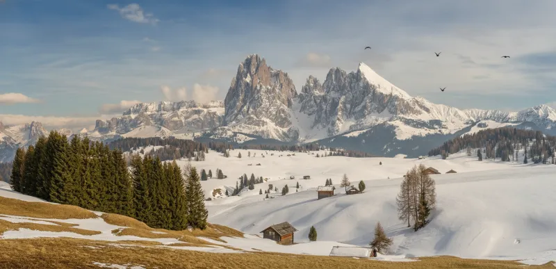 Paesaggio invernale dell'Alpe di Siusi con il gruppo del Sassolungo nelle Dolomiti.