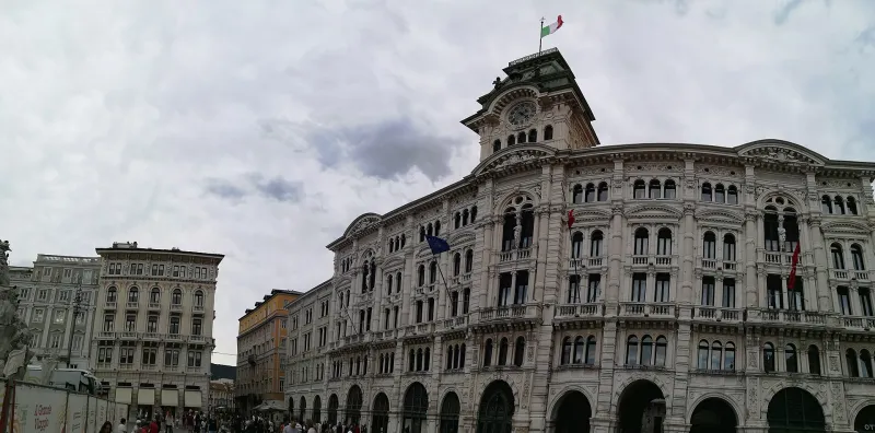 Palazzo del Municipio in Piazza Unità d'Italia a Trieste con la torre dell'orologio